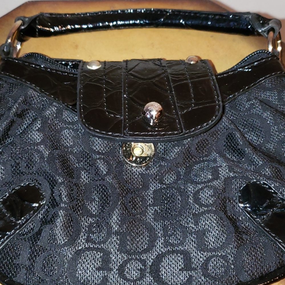Guess - Picture 3 of 7